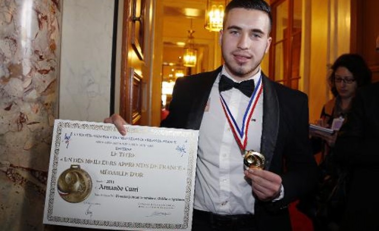 Paris (AFP). Armando Curri, sans-papiers albanais, a reçu sa médaille de meilleur apprenti de France au Sénat