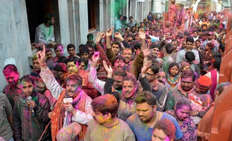 Vrindavan (Inde) (AFP). Inde: A Vrindavan, des veuves peignent leur ville en rouge pour célébrer Holi
