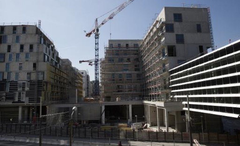 Paris (AFP). Valls présente des mesures pour faire sortir le logement social des quartiers