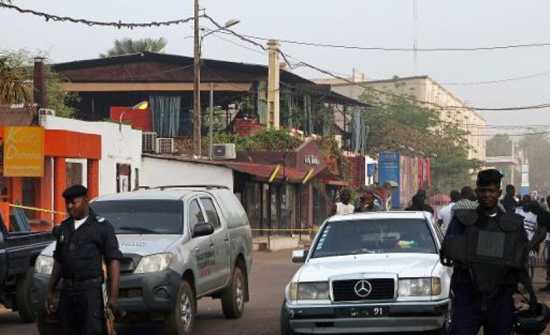 Bamako (AFP). Deux Européens et trois Maliens abattus dans un restaurant de Bamako