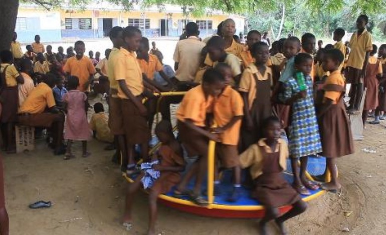 Pediatorkope (Ghana) (AFP). Au Ghana, du courant grâce à des tourniquets dans les cours de récréation