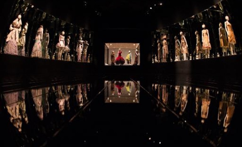 Londres (AFP). L'icône de la mode britannique Alexander McQueen honorée à Londres