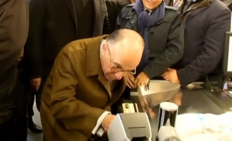 La carte bancaire de Bernard Cazeneuve refusée lors de la ré-ouverture de l' Hyper Cacher à Paris