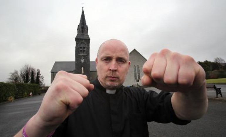 Banagher (Irlande) (AFP). Irlande: un curé monte sur le ring et devient une star