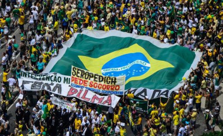Brasilia (AFP). Brésil: des dizaines de milliers de manifestants contre Dilma Rousseff