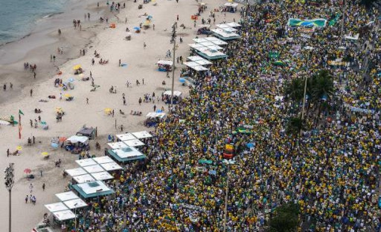 Rio de Janeiro (AFP). Des dizaines de milliers de Brésiliens manifestent contre Dilma Rousseff
