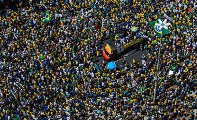 Sao Paulo (AFP). Brésil: près d'un million de manifestants contre la présidente Dilma Rousseff