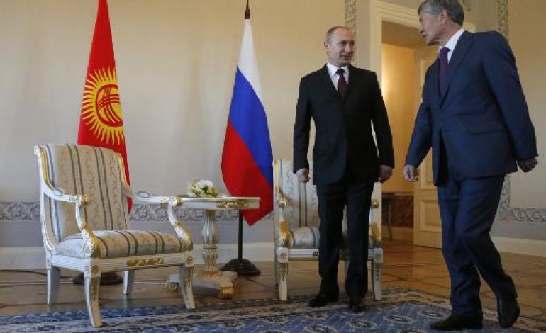 Saint-Pétersbourg (AFP). De retour, Poutine raille les ragots qui l'ont donné malade, mort ou de nouveau père