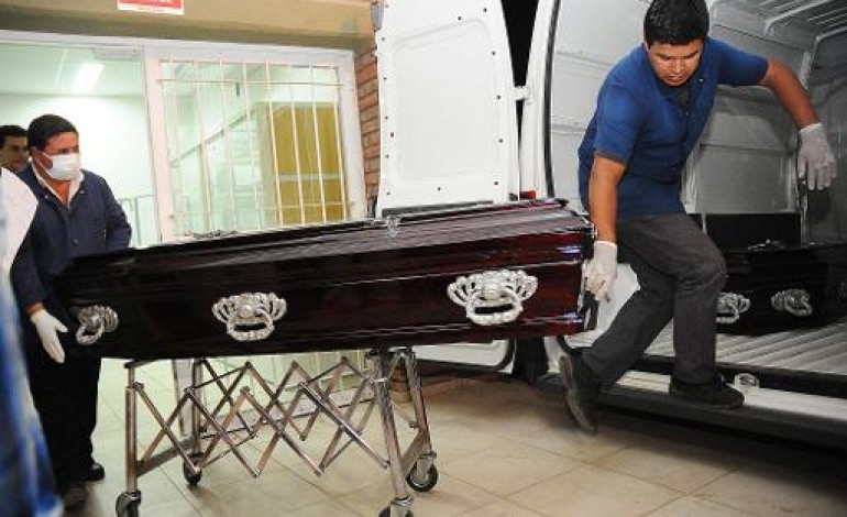 La Rioja (Argentine) (AFP). Crash en Argentine: les cercueils des huit Français sont sortis de la morgue