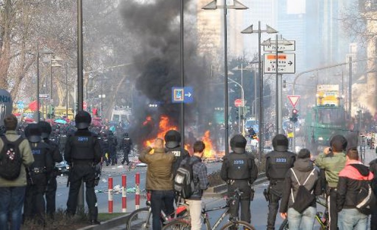 Francfort (AFP). Voitures de police brûlées, jets de pavés: l'inauguration de la BCE enflamme Francfort