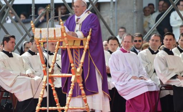 Naples (Italie) (AFP). A Naples, le pape François demande la conversion aux mafieux