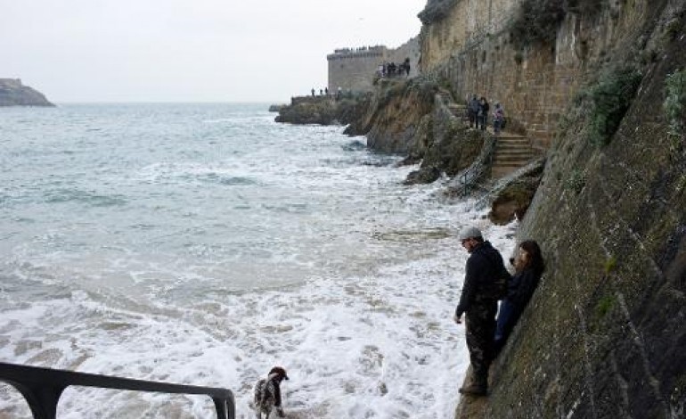 Le Mont-Saint-Michel (AFP). Des dizaines de milliers de curieux sur les côtes françaises pour la marée du siècle