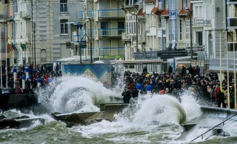 Le Mont-Saint-Michel (AFP). Des dizaines de milliers de curieux sur les côtes pour la marée du siècle