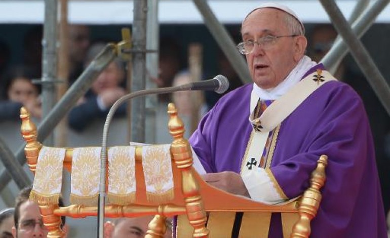 Naples (Italie) (AFP). Le pape François dénonce les activités des mafieux et la corruption qui pue
