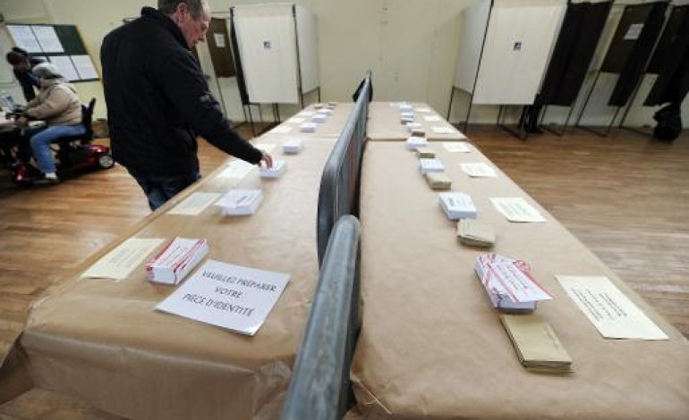 Paris (AFP). Elections départementales: participation en légère hausse à midi