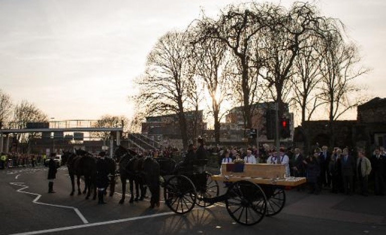 Leicester (Royaume-Uni) (AFP). Des milliers de Britanniques rendent un dernier hommage à Richard III