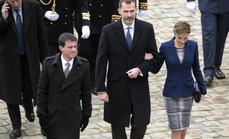 PARIS (AFP). Le roi d'Espagne Felipe VI à Paris dans des circonstances tragiques
