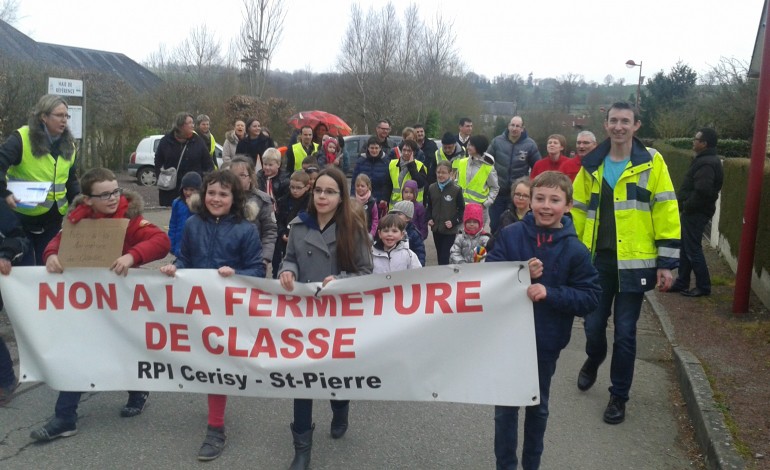 Manifestation à Saint-Pierre-d'Entremont contre la fermeture d'une classe