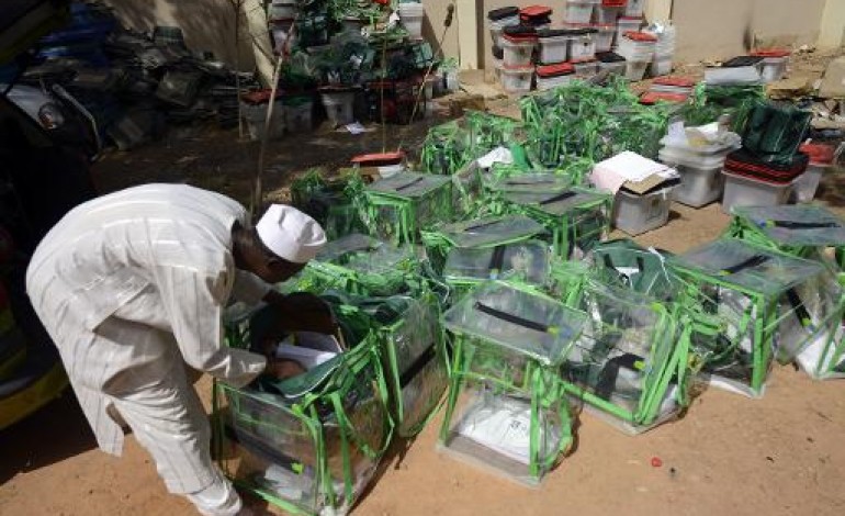 Abuja (AFP). Nigeria: le vote se poursuit dimanche dans 300 bureaux pour une présidentielle serrée