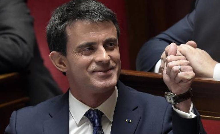 Paris (AFP). Valls assure aux députés PS être à l'écoute malgré le maintien du cap