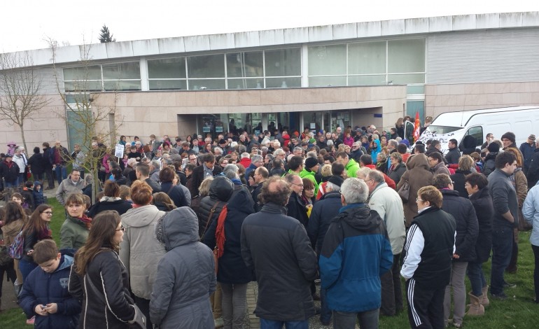 La Ferté Macé : 300 manifestants contre la fermeture de la piscine
