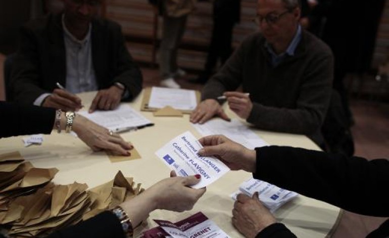 Paris (AFP). Les départements élisent leurs présidents, sous l'oeil du FN 