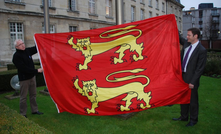 A Rouen: Le drapeau de la Normandie réunifiée flotte désormais sur l'hôtel  de région