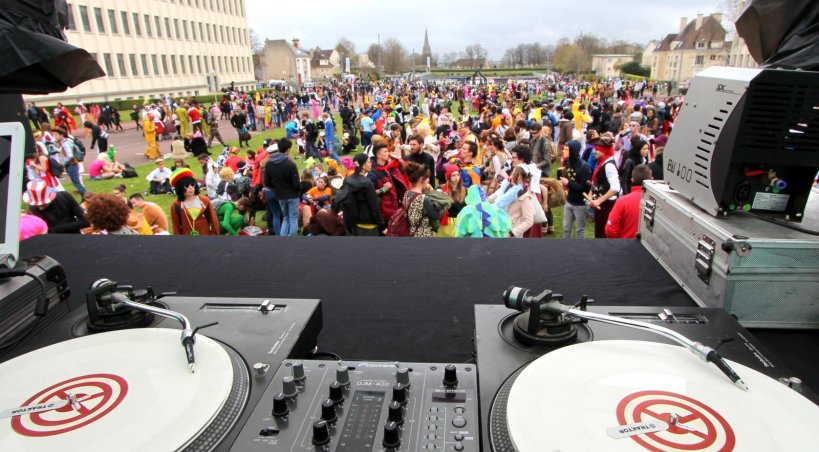 DJ Bluff au Carnaval étudiant de Caen 2015, avant le défilé.