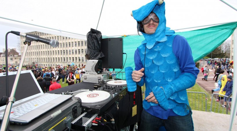 DJ Bluff au Carnaval étudiant de Caen 2015, avant le défilé.