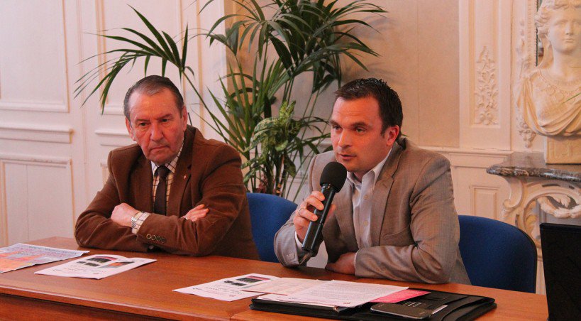 Le maire de Sées Jean-Yves Houssemaine et Anthony Léveillé président du VC nonantais