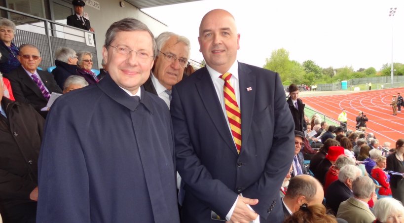 Philippe Bas en compagnie de Jonathan Le Tocq, Premier Ministre de Guernesey, et Jean-François Le Grand