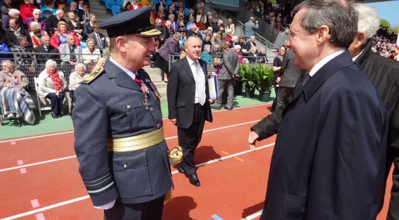 A Guernesey, Philippe Bas s'entretient avec Son Excellence Air Marshal Peter Walker, lieutenant-gouverneur de Guernesey