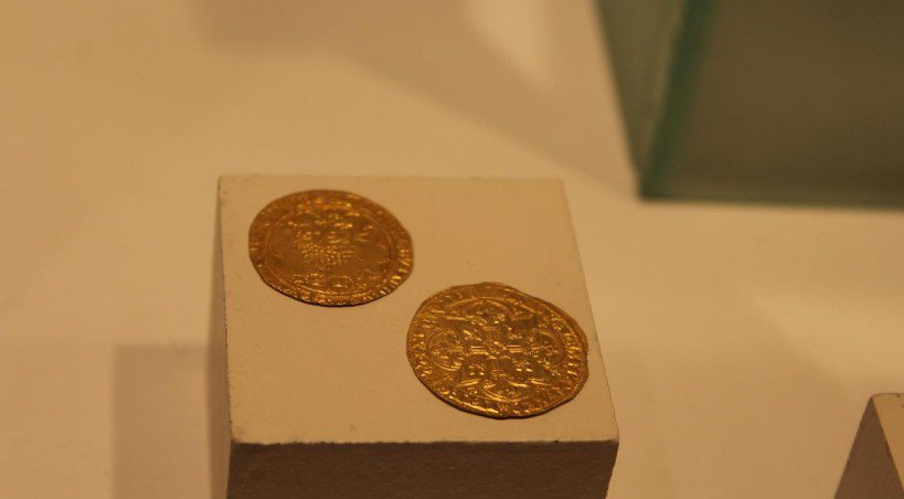 Voici deux agnels d'or conservés parmi les pièces d'argent. - Elodie Laval