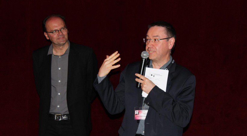 Hervé Aguillard, directeur de l'Omnia présente le réalisateur. - Elodie Laval
