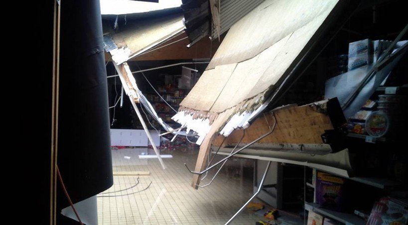 Une partie de la toiture effondrée - Photo : SDIS 61