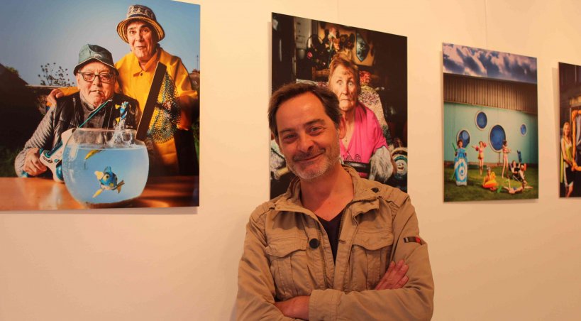 Bruno Maurey devant ses portraits colorés de sottevillais - Elodie Laval
