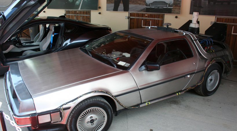 La fameuse DeLorean de “Retour Vers le Futur“ est présenté dans l'exposition des véhicules de cinéma - Victor Virette