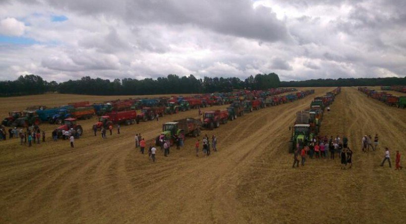 Rassemblement des tracteurs à Fontenay-le-Pesnel