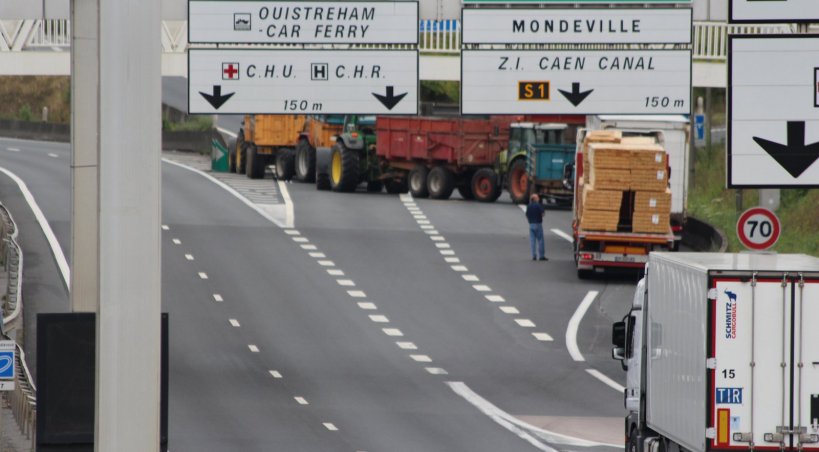 Crise agricole à Caen. Le périphérique de Caen bloquée.