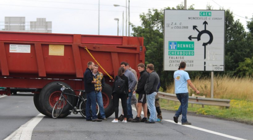 Crise agricole à Caen. Le périphérique de Caen bloquée.