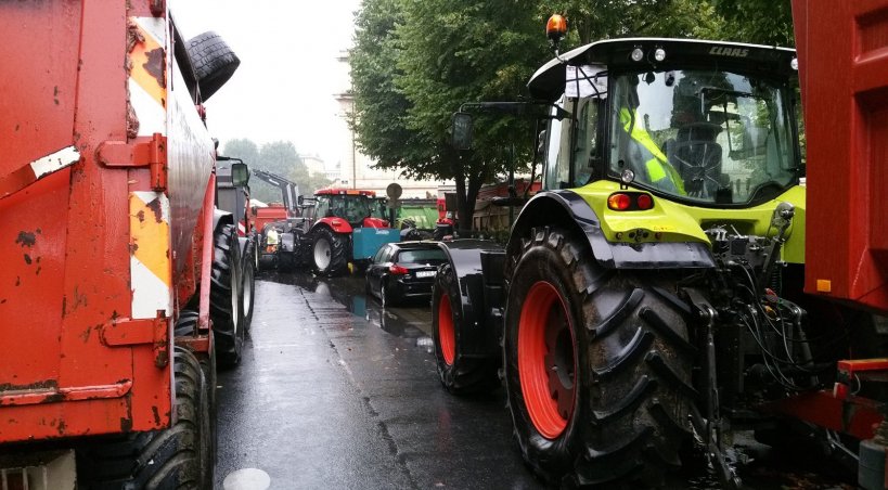 FDSEA et Jeunes agriculteurs Calvados devant la préfecture de Caen. 13 août 2015