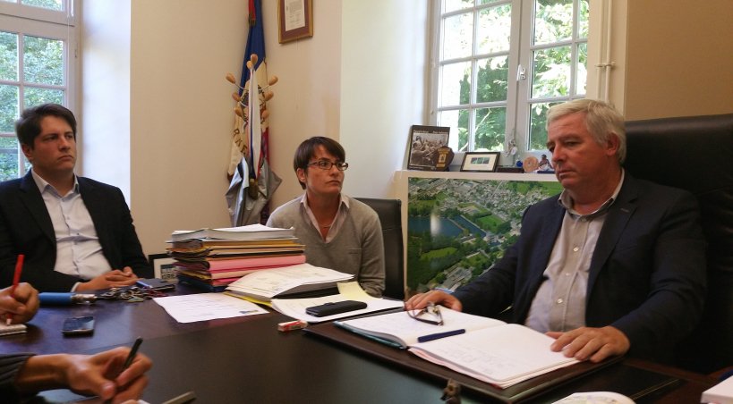 Lori Helloco et Gaëlle Pioline, adjoints - et Yves Goasdoué député-maire de Flers.