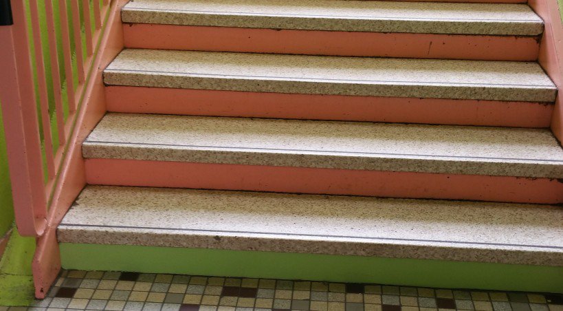 Des bandes d'éveil et des couleurs en contraste sont installées dans l'école Balzac à Rouen.