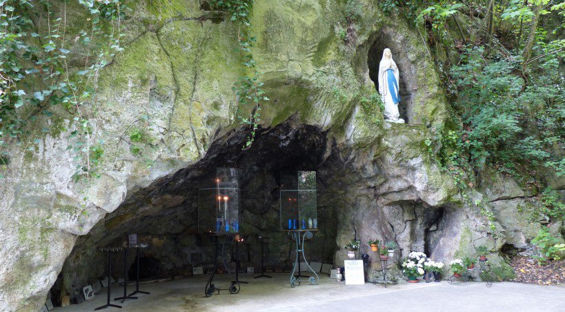 La grotte, réplique de celle de Lourdes. - D. Allaire