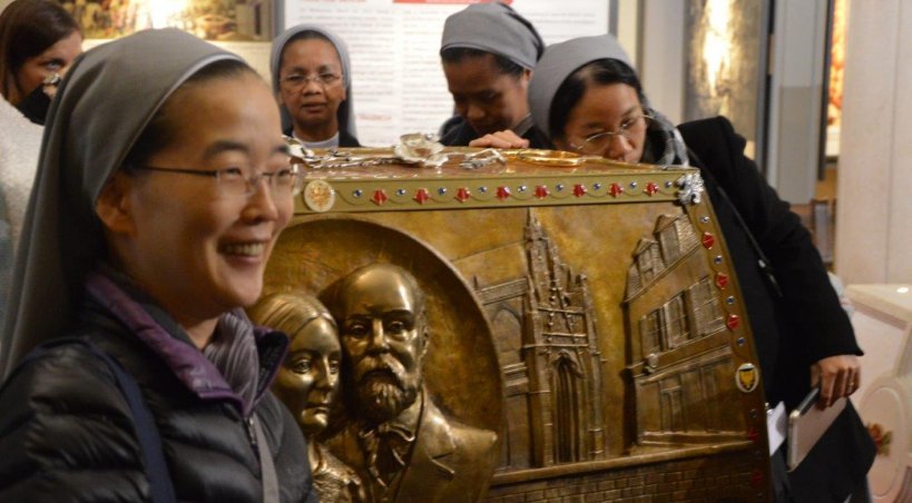 En pèlerinage à Lisieux, ces soeurs d'Asie se recueillent devant la châsse qui contient les reliques de Louis et Zélie Martin. Comme des milliers de fidèles chaque année.