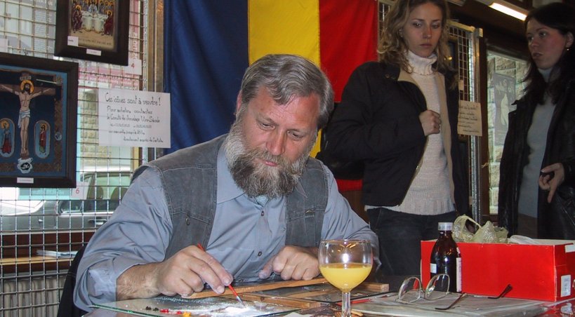 Un artisan de peintures sur oeufs, grande spécialité de la Roumanie.