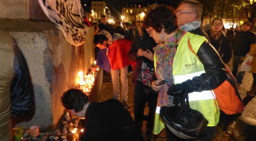 De nombreuses bougies ont été installées place de l'hôtel de ville