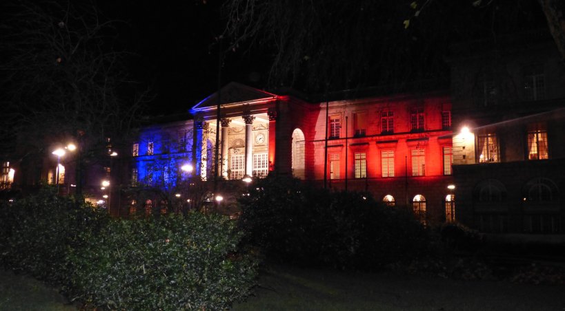 L'hôtel de ville, aux couleurs de la France ce vendredi soir.