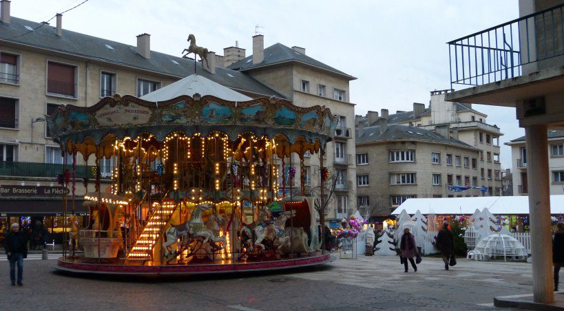 Cette année, le carrousel est installé place de la Calende à Rouen.