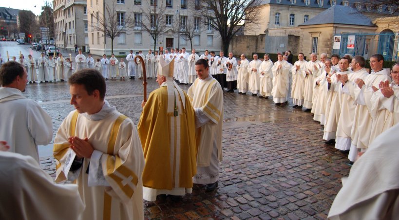 Après son ordination, sur la place au pied de l'église Saint-Gilles, en présence de Mgr Boulanger. - DR
